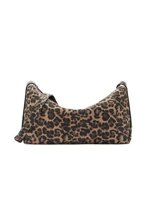 Sac à main imprimé léopard avec une texture lisse et douce. Doté d'un design courbé, d'une bandoulière ajustable et d'accents noirs le long des bords.