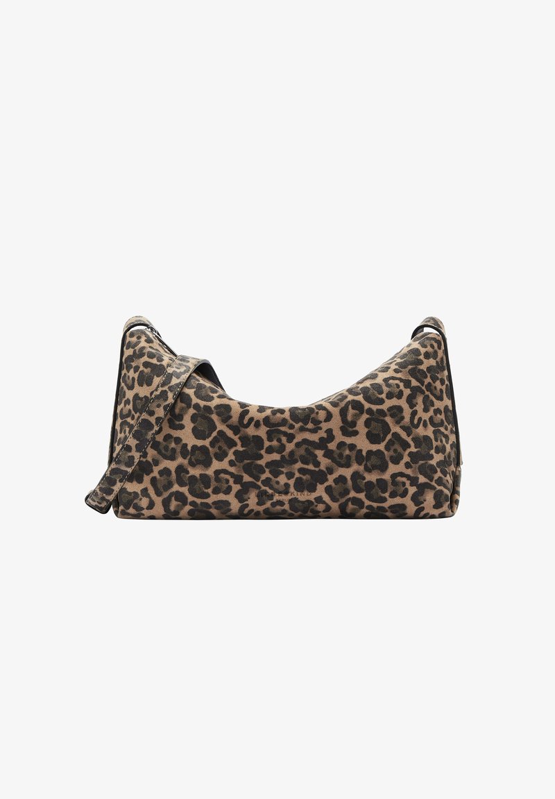 Tasche mit Leopardenmuster, die über eine glatte, weiche Textur verfügt. Hat ein geschwungenes Design, einen verstellbaren Tragegurt und schwarze Akzente entlang der Kanten.