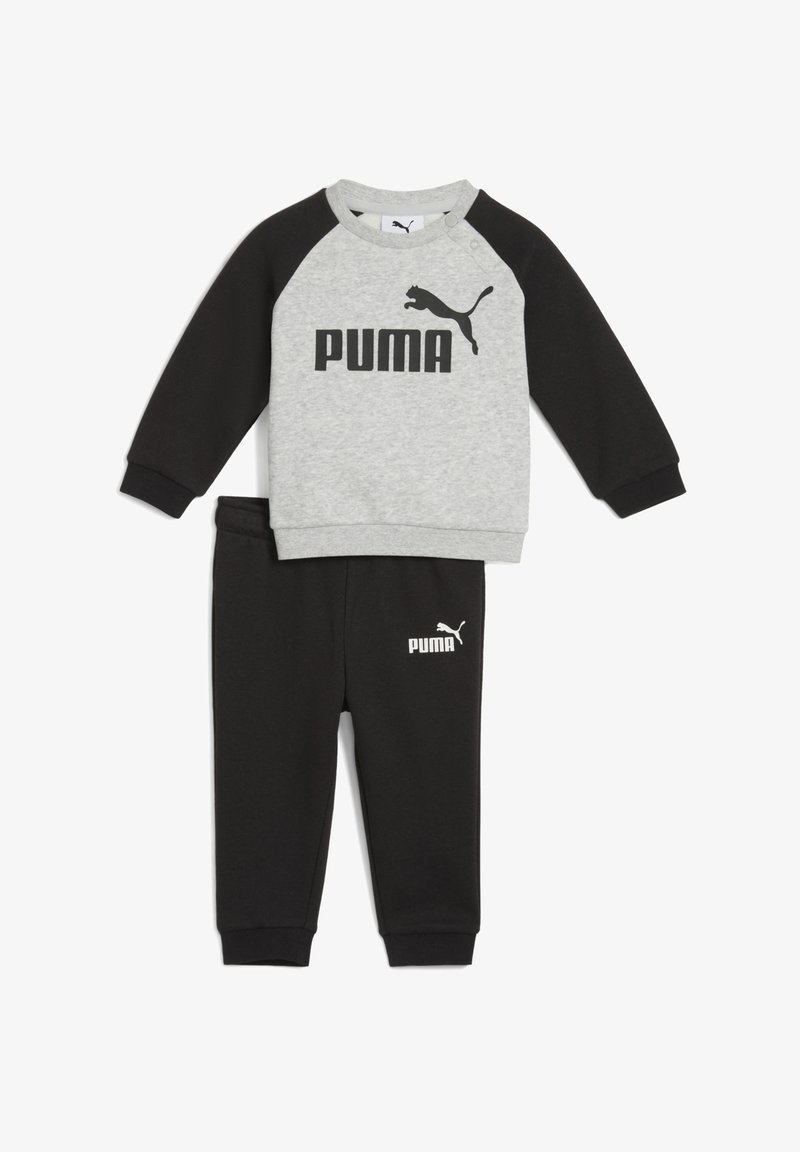 Szary i czarny dres dla małych dzieci z długimi rękawami, ściągaczami oraz nadrukowanym logo "PUMA". Wykonany z miękkiego bawełnianego materiału, elastyczna talia w spodniach.