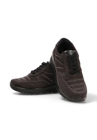 Zapatillas de ante marrón oscuro con detalles perforados, cordones negros y suela texturizada. Presentan un diseño elegante y punta redondeada.