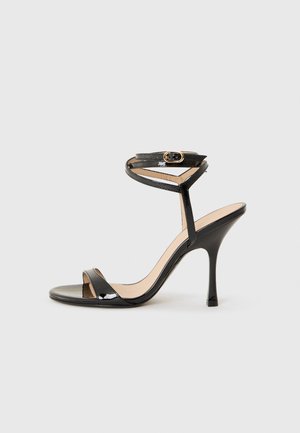 Stuart Weitzman Sandále na vysokom opätku - black