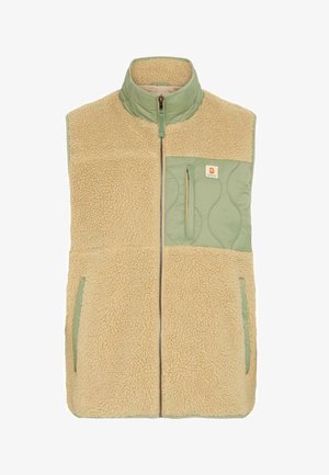 Beige fleecelandsvest med en grøn quiltet frontpanel, høj krave, lynlås foran og en brystlomme. Tekstureret overflade med sidelommer.