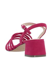 Sandalias de tacón de ante rosa con correas entrelazadas y una correa de tobillo ajustable. Tacón ancho para mayor estabilidad y comodidad.