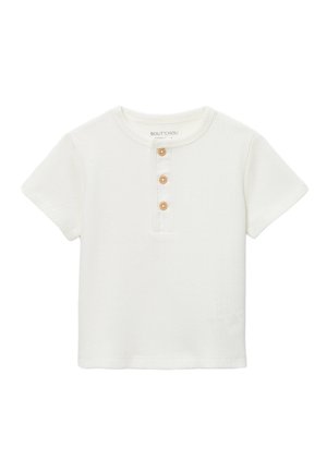 Chemise blanche texturée à manches courtes pour tout-petit avec col rond et trois boutons en bois sur la patte de boutonnage avant.