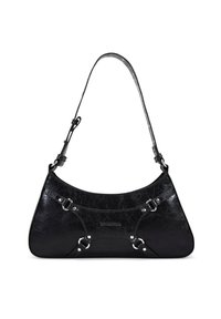 Bolso de mano de cuero negro con un diseño curvado, correa ajustable, acentos de herrajes plateados y un acabado texturizado con un efecto craquelado.