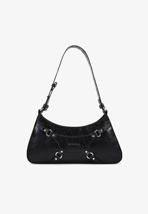 Bolso de mano de cuero negro con un diseño curvado, correa ajustable, acentos de herrajes plateados y un acabado texturizado con un efecto craquelado.