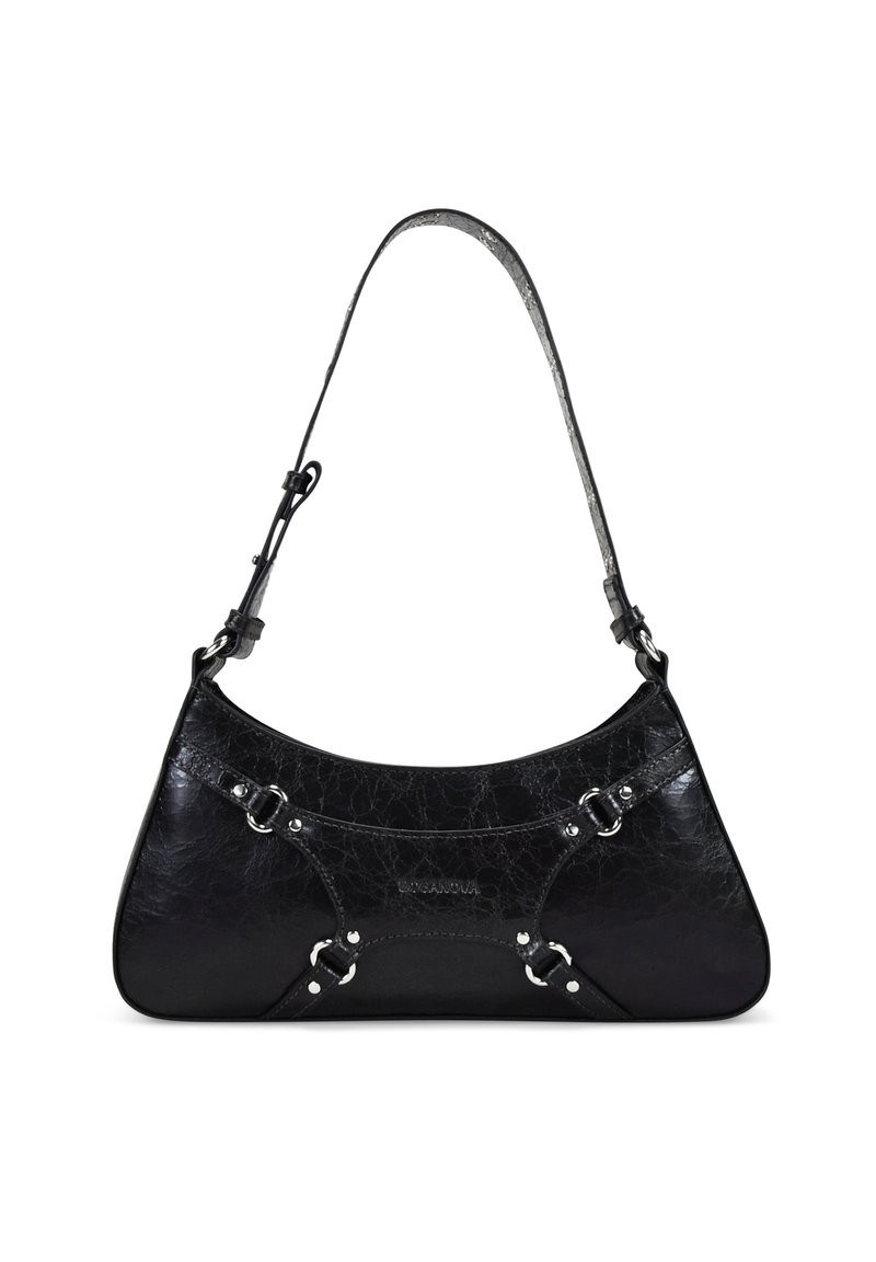 Bolso de mano de cuero negro con un diseño curvado, correa ajustable, acentos de herrajes plateados y un acabado texturizado con un efecto craquelado.