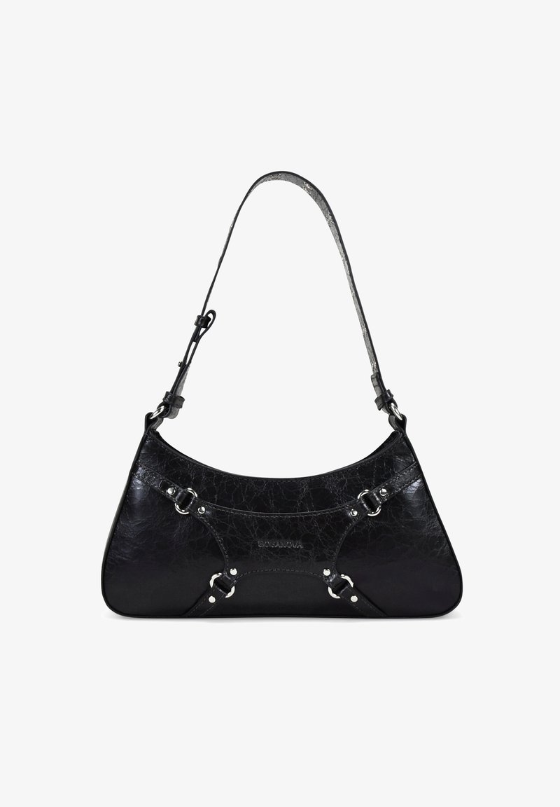 Bolso de mano de cuero negro con un diseño curvado, correa ajustable, acentos de herrajes plateados y un acabado texturizado con un efecto craquelado.