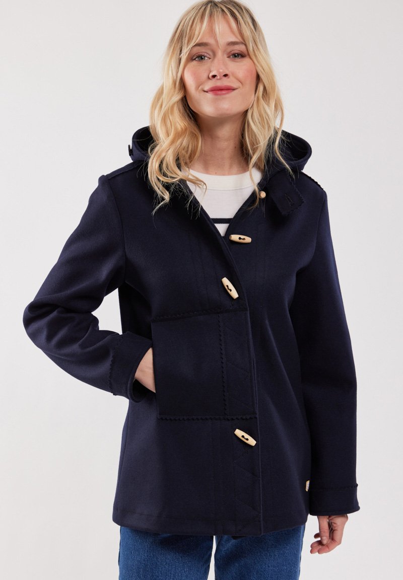 Cappotto con cappuccio blu navy realizzato in misto lana, con una grande tasca frontale, bottoni a fusibile in legno e dettagli di cucitura decorativa.
