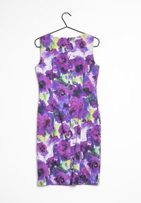 Robe sans manches sur un cintre, arborant un motif floral en violet, vert et blanc. Le tissu semble lisse avec une silhouette ajustée.
