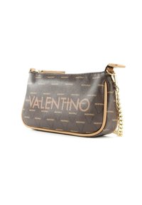 Borsa a pochette firmata Valentino in pelle marrone con catena dorata. Presenta un motivo con logo ripetuto, chiusura con zip e rifiniture beige.