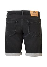 Pantalones cortos de mezclilla negra con dobladillo enrollado, cinco bolsillos y un parche de cuero marrón de la marca en la cintura trasera. Textura desgastada con costuras tenues.