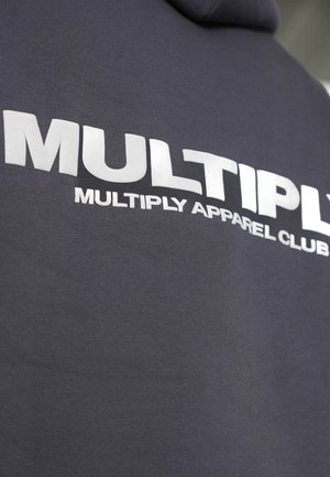 Sweat à capuche bleu marine avec un texte blanc audacieux, "MULTIPLY APPAREL CLUB", dans une police contrastante, confectionné dans un tissu doux au toucher lisse.