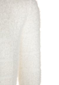 Bílý, chlupatý svetr s texturovaným, měkkým povrchem. Má ribbed design a mírně oversize střih, což zdůrazňuje teplo a pohodlí.