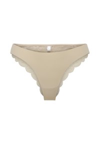 Beige vrouwenstring met kantafwerking, met een gladde voorpaneel en golvende kantranden, weergegeven op een witte achtergrond.
