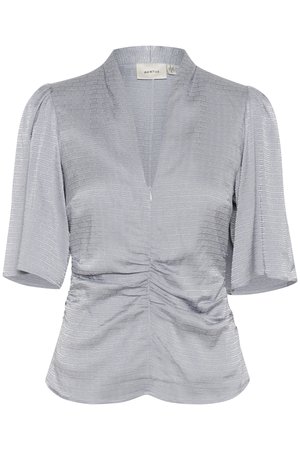 Svetlo siva kratka bluzica s kratkimi rokavi in V-izrezom, ki ima subtilen teksturiran vzorec in nabranje na pasu.