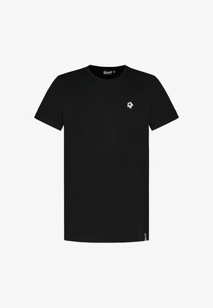 Schwarzes T-Shirt mit kurzen Ärmeln, kleinem weißem Fußball-Logo auf der linken Brust und weißem Etikett nahe dem unteren Saum.