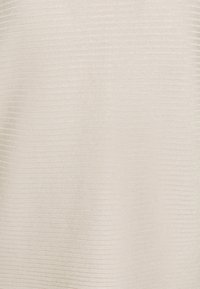 Cremefarbenes Textil mit rippigem Muster, leicht und glatt, mit einem subtilen Glanz über der gesamten Oberfläche.