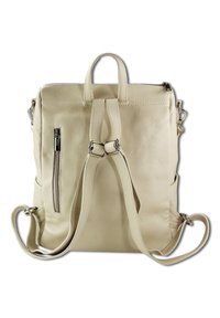 Sac à dos en cuir beige avec finition texturée, poignées supérieures doubles, bretelles ajustables et poche zippée à l'avant. Accents en matériel en argent solide.