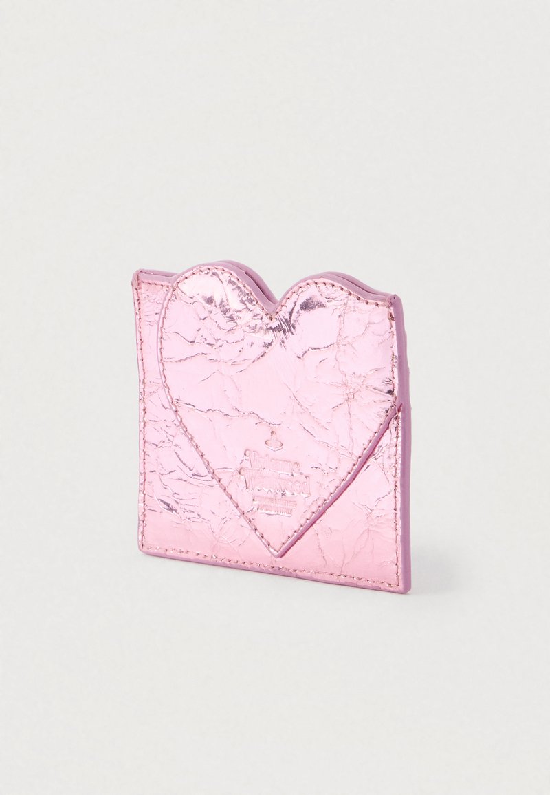 Roze, hartvormige kaarthouder van metallic leer met een gekreukelde textuur en een reliëflogo aan de voorkant.