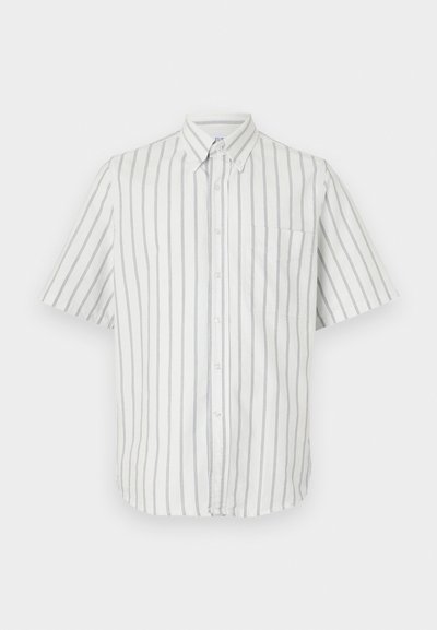 Kortermet skjorte i hvit med mørkegrå vertikale striper, med en lomme på venstre bryst og en standard kragedesign.