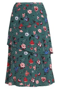 Blommig, lager-på-lager kjol med grön bakgrund, prydd med röda, blå och rosa blommor, tillverkad av lättviktsmaterial.