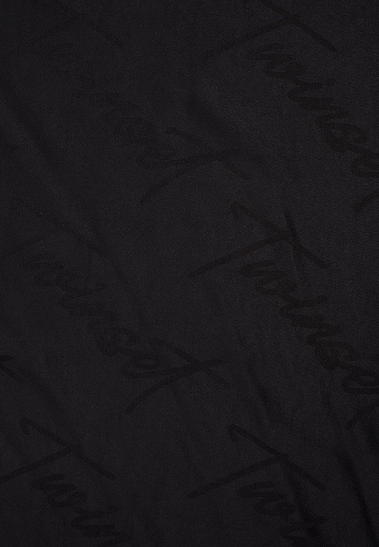 Czarna tkanina o gładkiej fakturze, z subtelnym, tonalnym wytłoczonym wzorem słowa "Twinset" na powierzchni.