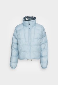 Doudoune bleu clair avec col montant, fermeture éclair à l'avant, poches latérales zippées, poignets élastiques et doublure à motifs à l'intérieur du col.