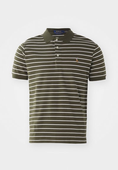 Olajzöld póló, fehér vízszintes csíkokkal, három gombos gallérral, rövid ujjú, és egy apró hímzett logóval a mellkasán.