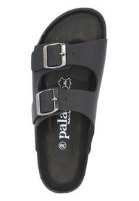 Svart sandal med två justerbara silverfärgade spännen, tillverkad av mjukt material med en texturerad fotbädd. Inkluderar en vittryckt logotyp.