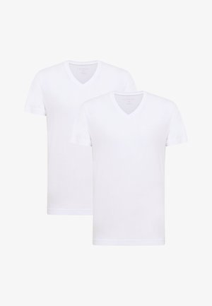 Deux t-shirts blancs à col en V avec manches courtes, fabriqués dans un tissu lisse, présentant une étiquette de marque discrète au niveau de l'encolure.