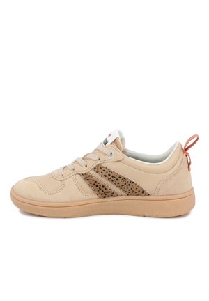 Baskets beige basses avec laçage sur le devant, bandes latérales marron tachetées, col rembourré et languette orange au talon.