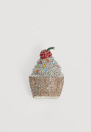 Broche en forme de cupcake décorée de strass clairs, ambre et multicolores, surmontée d'une cerise en strass rouge et d'une tige verte.