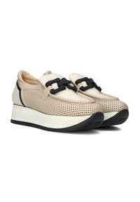 Beige leren schoenen met geperforeerd ontwerp, zwarte accenten en een dikke witte zool. Kenmerken zijn een gladde textuur en een ronde neus.
