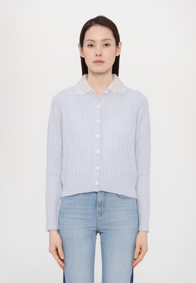 Lyseblå kabelstrik cardigan med en perlebesat hvid krave og perlelignende knapper, med et cropped design og ribbede kanter og manchetter.