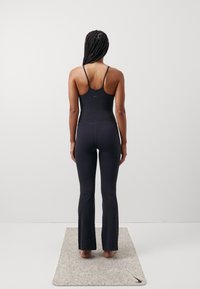 Nike Performance ZENVY WOMENS DRI FIT FULL LENGTH FLARED BODYSUIT - Gimnastički dres - black/(pcg6c)