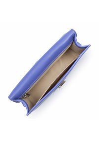 Portafoglio in pelle viola con una texture liscia, dotato di interno beige, chiusura con zip e dettagli in metallo. Vista aperta che mostra il compartimento.