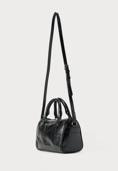 Μαύρη δερμάτινη τσάντα χειρός με στρογγυλεμένο σχήμα, διακοσμημένη με καρφιά, διπλές λαβές και αποσπώμενο ιμάντα ώμου. Ομαλή υφή.