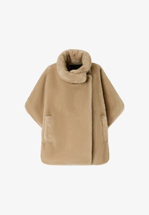 Cappotto in pelliccia sintetica beige con un colletto alto e ripiegato, spalle basse e due tasche laterali. Texture morbida e design oversize.