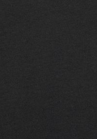 Schwarzer Baumwollstoff mit glatter, gleichmäßiger Textur und feinem Rippmuster. Keine sichtbaren Markierungen oder Verzierungen.