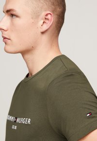 Tommy Hilfiger LOGO TEE - Print T-shirt - army green