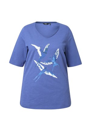 Maglietta blu a maniche corte con scollo a V, decorata sul davanti da un grafiche di quattro rondini volanti in bianco e tonalità di blu.