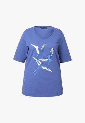 Blaues kurzärmliges V-Ausschnitt-Shirt mit Grafik von vier fliegenden Schwalben in Weiß und Blautönen auf der Vorderseite.