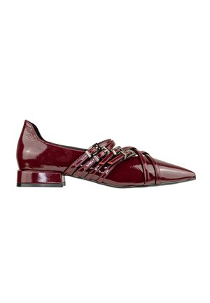 Scarpa in pelle verniciata bordeaux con punta affusolata, caratterizzata da più cinturini e un tacco basso a blocco. Texture liscia con finitura lucida.