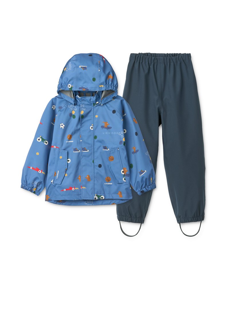 Sinine veekindel jope kapuutsiga, millel on värvilised sporditeemalised trükised, koos tumehallide pükstega, millel on elastne vöö ja mansetid.