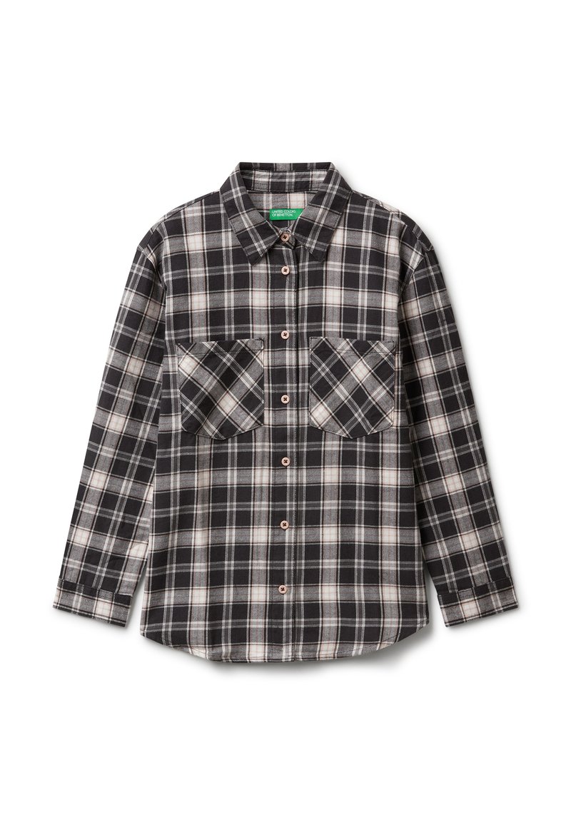 Camicia a maniche lunghe a quadretti neri, bianchi e grigi con due tasche sul petto e colletto classico.