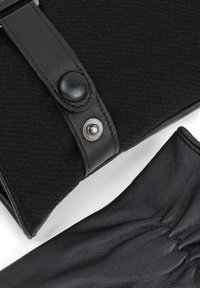 Czarna filcowa torebka kopertowa z wełny, z skórzanym paskiem i zapięciem na guzik, z akcentem w kolorze srebrnym przy zapięciu. W komplecie znajduje się czarna skórzana rękawiczka.