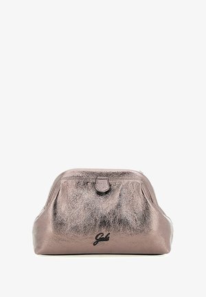 Borsa cosmetica di colore rosa metallico con forma arrotondata, chiusura a zip e un piccolo accent decorativo ad anello. Presenta un logo nero sul fronte.