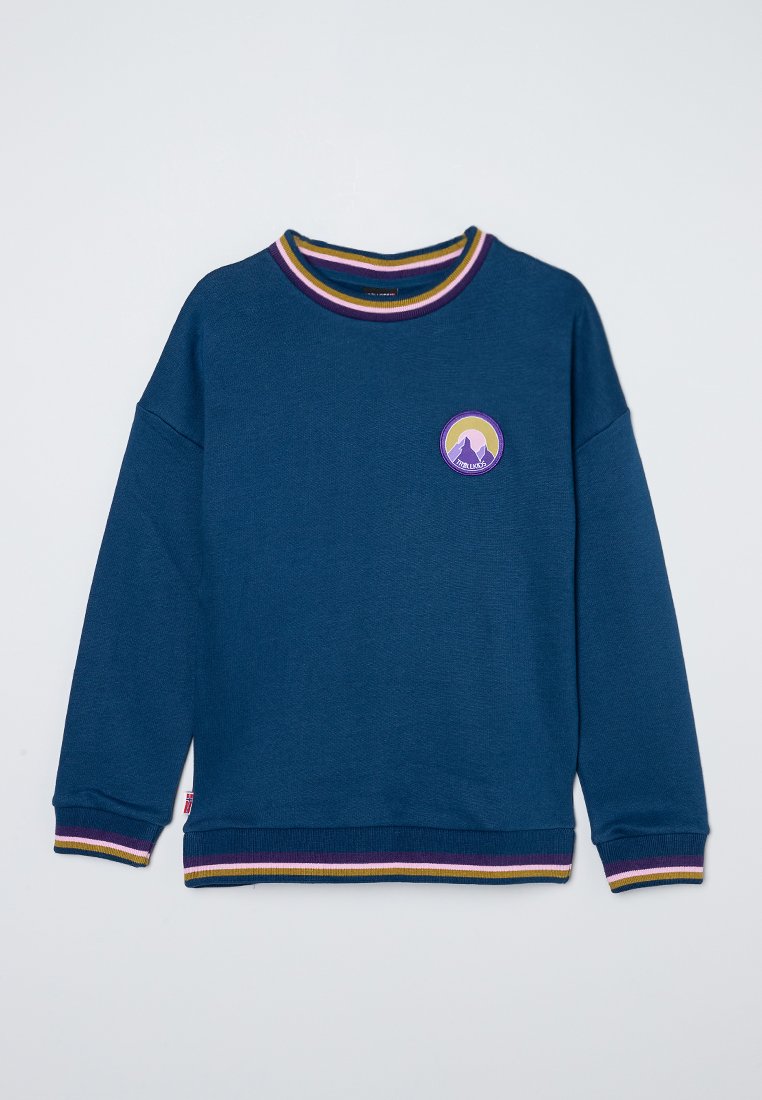 Blauer Pullover aus strukturiertem Stoff, mit einem runden, mehrfarbigen, gerippten Kragen, langen Ärmeln und einem runden Berglogo auf der Brust.
