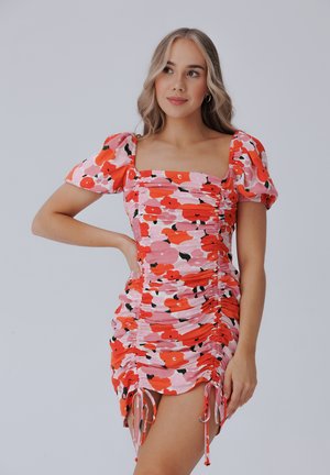 Floweri minikleid mit Puffärmeln, das mit rosa, roten und schwarzen Mustern gestaltet ist. Durch Ziehen geraffte Seiten mit verstellbaren Bändern. Quadrat-Ausschnitt.